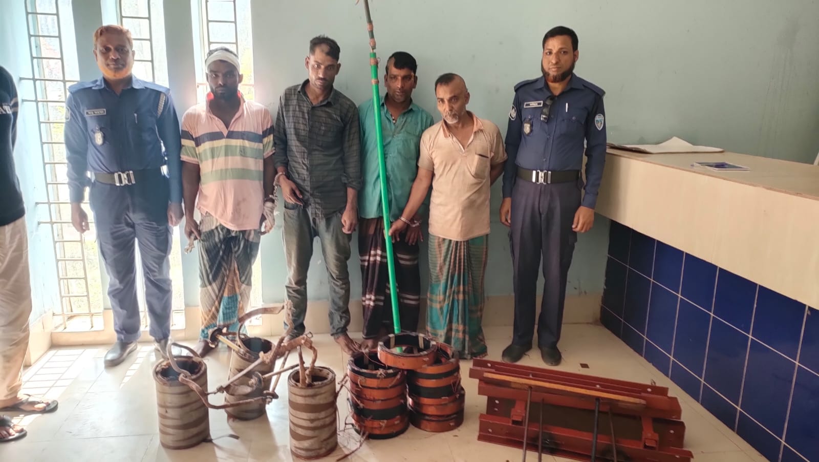 *সরাইল থানা পুলিশ ও জনসাধারন কর্তৃক সংঘবদ্ধ ট্রান্সমিটার চোর চক্রের সক্রিয় ০৪ সদস্য গ্রেফতার*