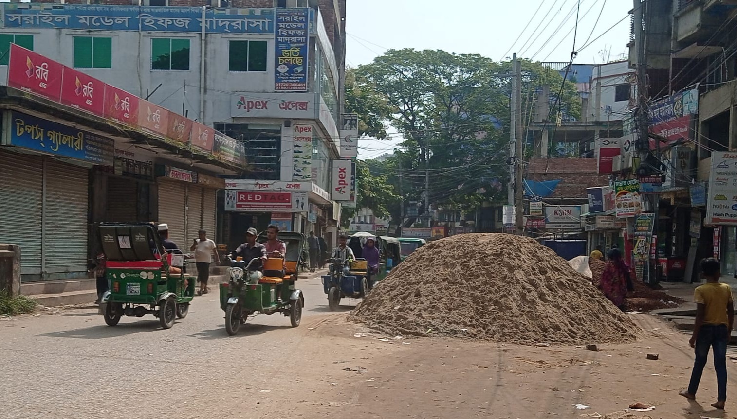 ব্রাহ্মণবাড়িয়া সরাইলে নির্মাণ সামগ্রীর দখলে ব্যস্ততম প্রধান সড়ক