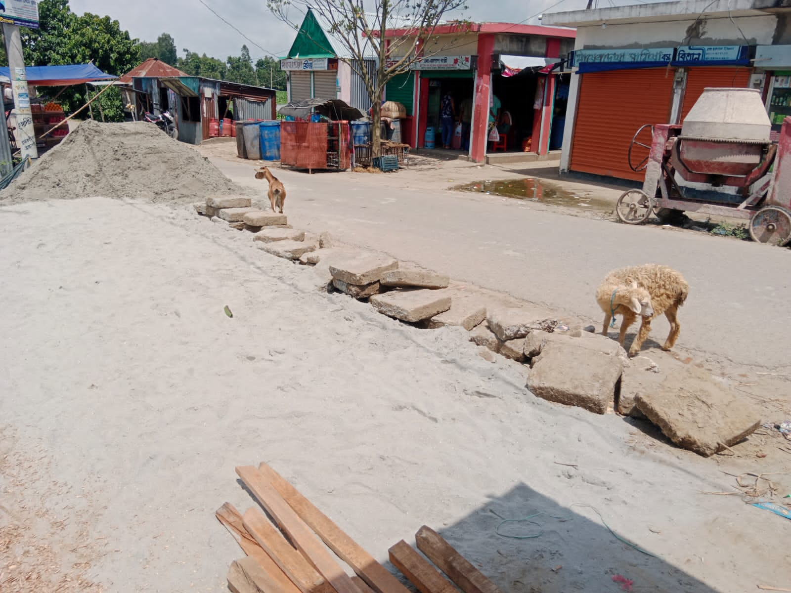 ব্রাহ্মণবাড়িয়া বিজয়নগরের সরকারি রাস্তার ব্লক উঠিয়ে অবৈধভাবে ঘর নির্মাণের অভিযোগ