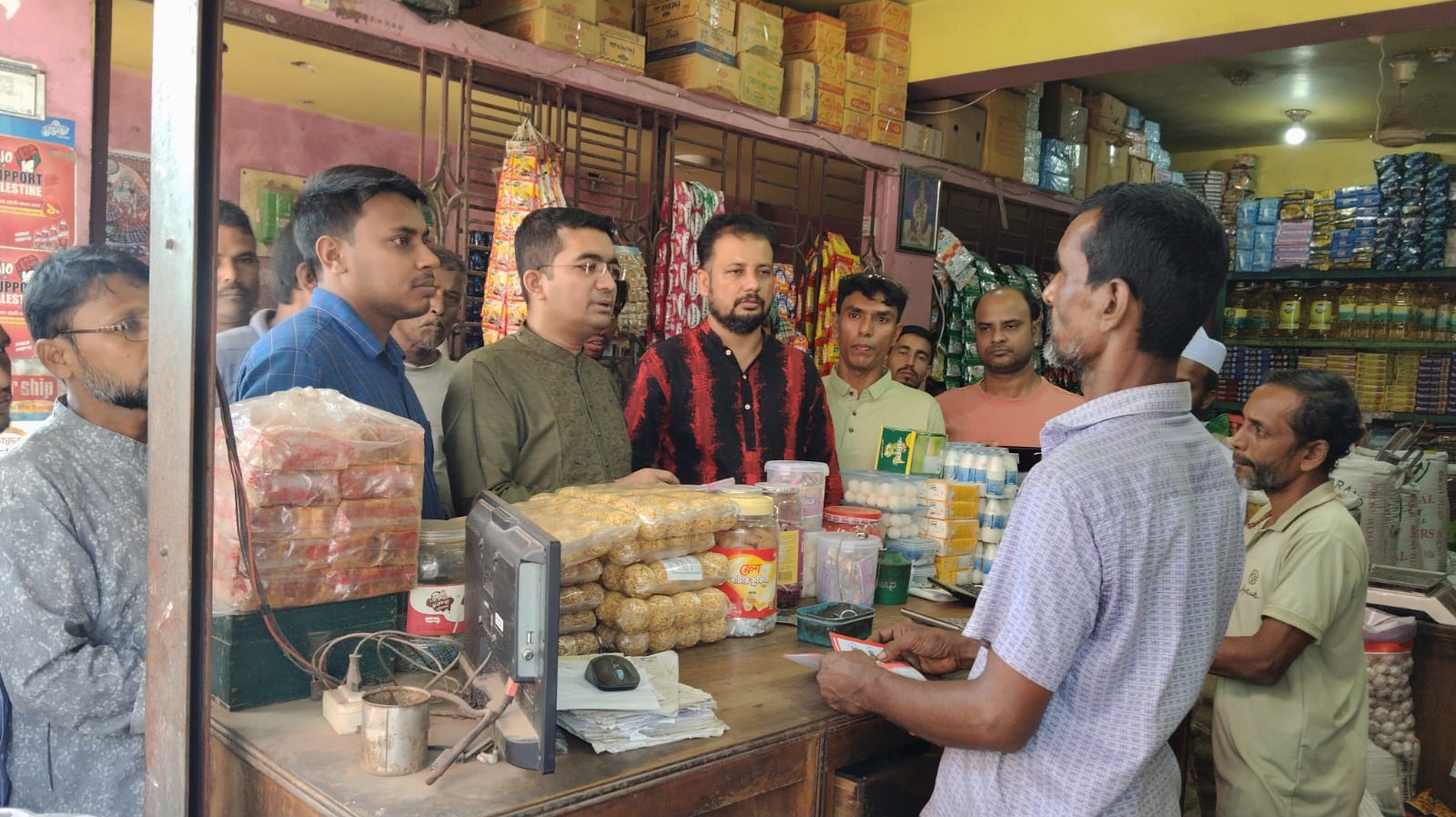 তরী বাংলাদেশ বিজয়নগর এর পক্ষ থেকে পলিথিন নিষিদ্ধের লিফলেট বিতরণ