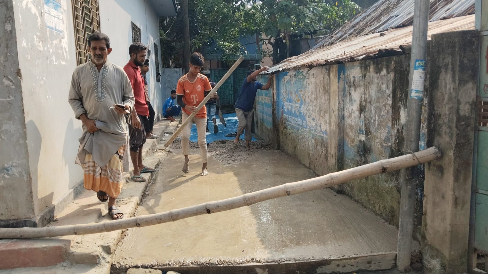 ব্রাহ্মণবাড়িয়া বিজয়নগরে দুই যুগেরও বেশি অবহেলিত রাস্তা চলাচলে উপযোগী হল ব্যক্তি উদ্যোগে