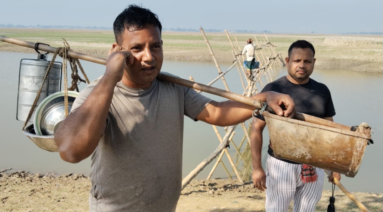 ব্রাহ্মণবাড়িয়া বিজয়নগরে ইছাপুরা ইউনিয়নে হাজারো কৃষকের ভাগ্যে যেন বাঁশের সেতু