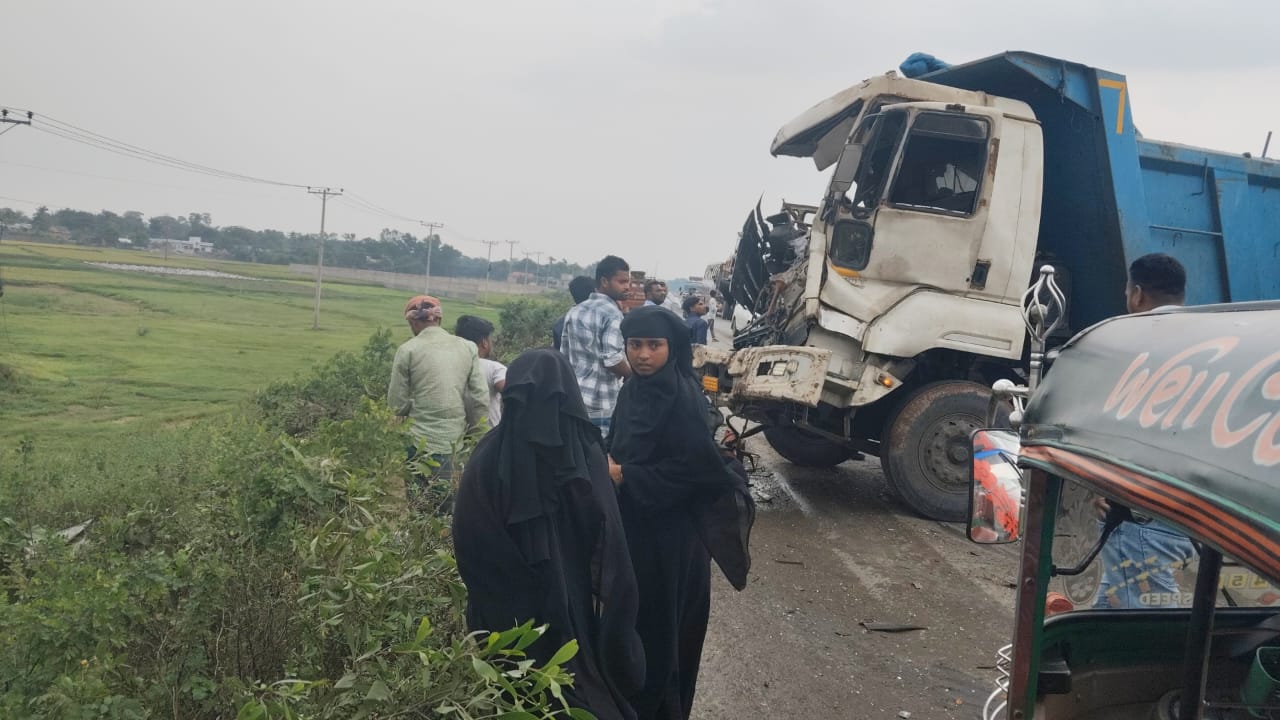 ব্রাহ্মণবাড়িয়া বিজয়নগরে বালুবাহী ড্রাম ট্রাক ও সিমেন্ট বাহী ট্রাক মুখোমুখি সংঘর্ষে আহত ১