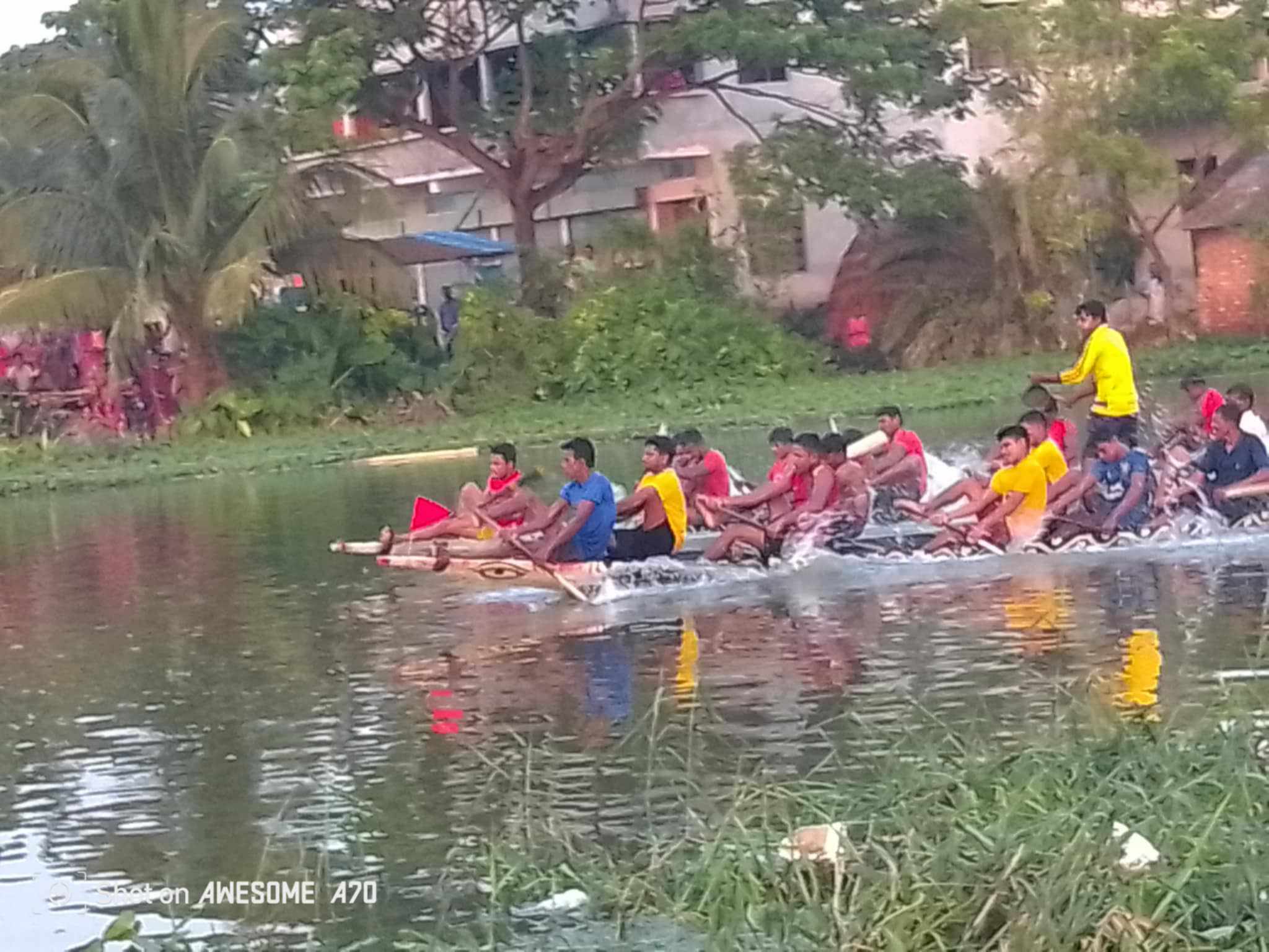 পাটকেলঘাটায় গ্রাম বাংলার ঐতিহ্যবাহী নৌকা বাইচ প্রতিযোগিতা অনুষ্ঠিত