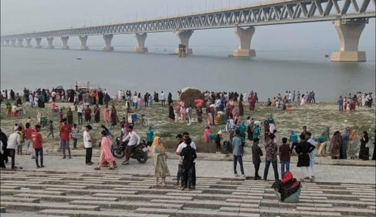 ঈদের ছুটিতে পদ্মার পাড়ে উৎসবের আমেজ, দর্শনার্থীর ঢল