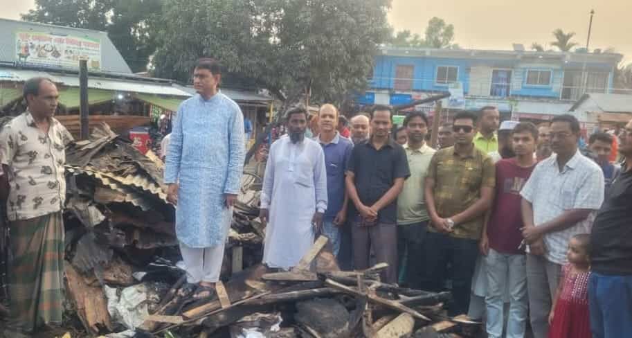 নওগাঁর মান্দায় অগ্নিকাণ্ডে পুড়ল সাতটি দোকান