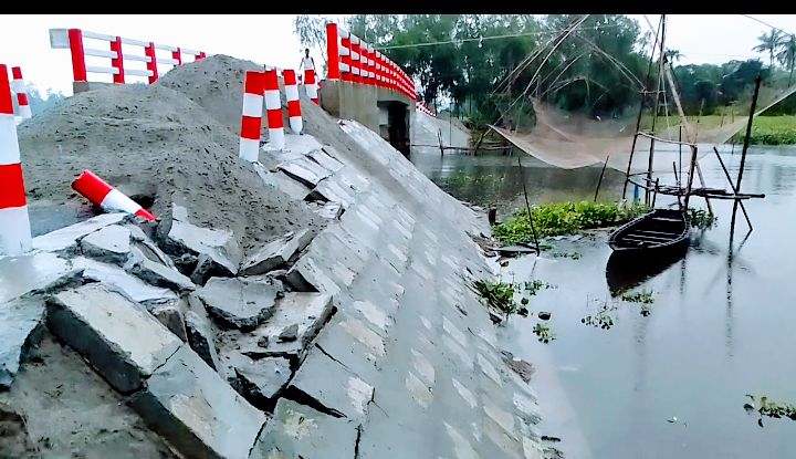 ঘাটাইলে ১৫ দিনের মাথায় ভেঙ্গে যাচ্ছে ব্রিজ, ভোগান্তিতে এলাকাবাসী