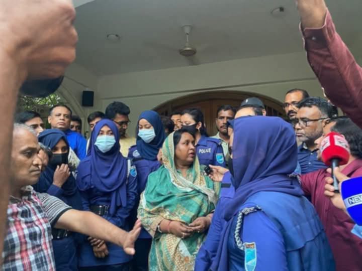 রাতভর নানান নাটকিয়াতার মধ্য দিয়ে আটক হলেন সাবেক মেয়র আইভি