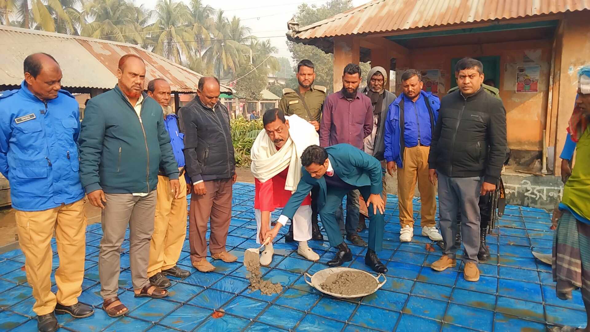 মান্দায় সতীহাট গোহাটিতে আরসিসি ঢালাই কাজের উদ্বোধন