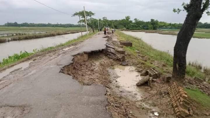 বুড়িচংয়ে কমছে বন্যা পানি ভেসে উঠেছে সড়কের ক্ষত চিহ্ন