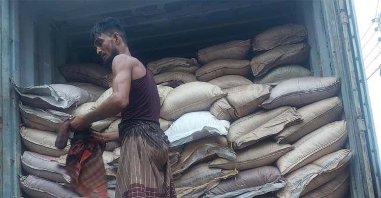 শুল্ক ফাঁকি দিয়ে আমদানি, ৫০০ বস্তা ভারতীয় চিনিসহ যুবক গ্রেফতার