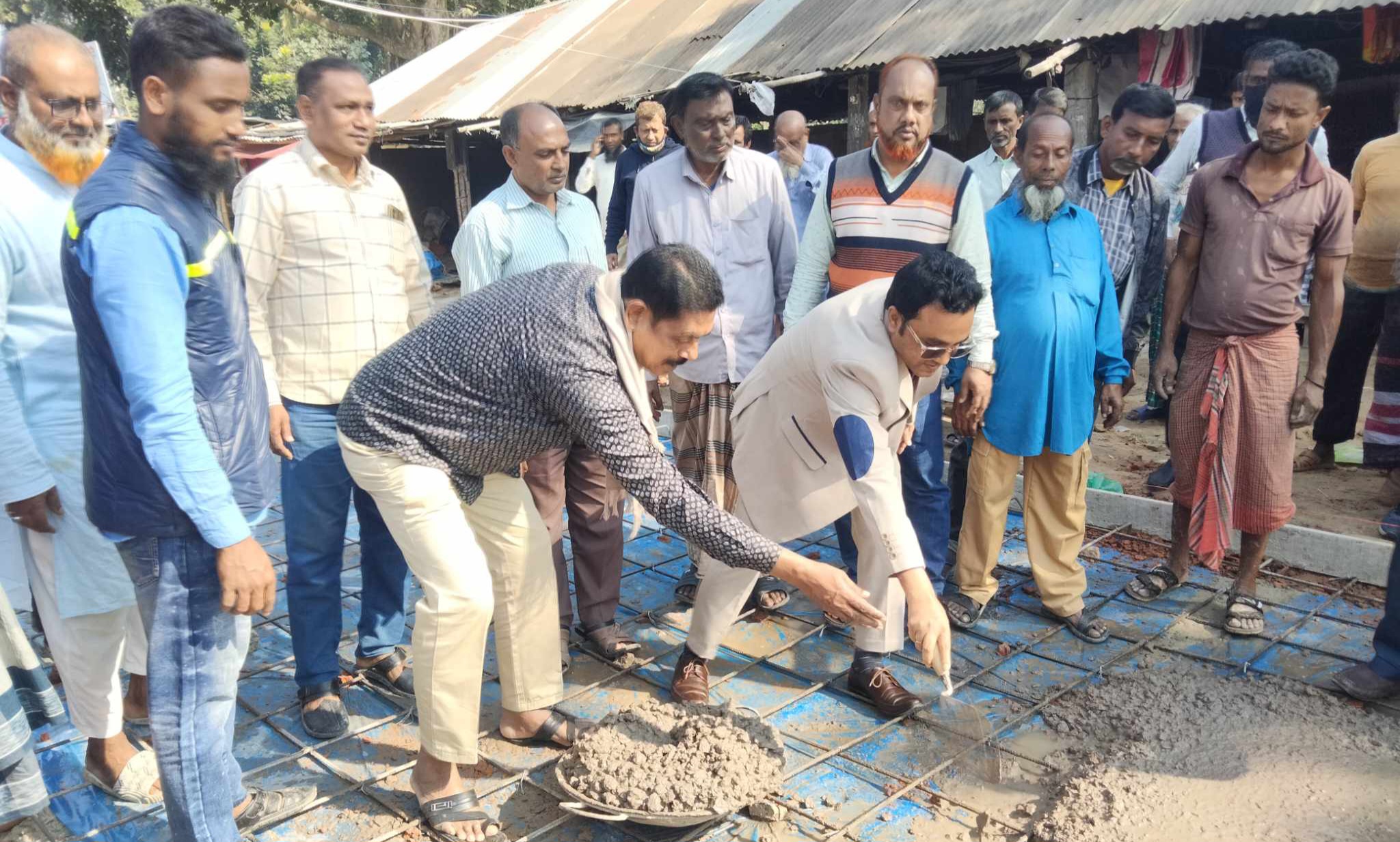 মান্দায় সতীহাট বাজারের রাস্তার কাজ পরিদর্শন করলেন ইউএনও