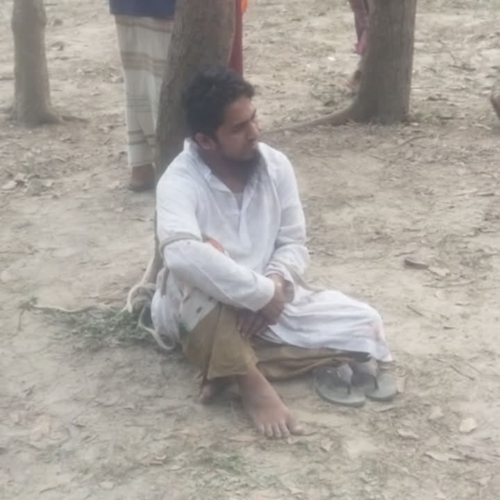 শিবগঞ্জ দাইপুখুরিয়া নরসিংহ পুর ইংলিশ বাঙালপাড়া হাফেজিয়া মাদ্রাসার শিক্ষক কে পিটিয়ে জোর পূর্বক বলাৎকারের স্বীকারোক্তি নেওয়ার অভিযোগ উঠেছে