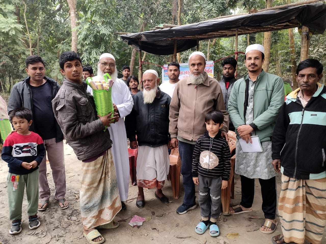 মান্দায় দেওয়ান ক্লাব বেড়াবাড়ির উদ্যোগে শীতবস্ত্র বিতরণ