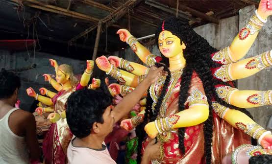 বুড়িচংয়ে দুর্গাপূজা উপলক্ষে কারিগররা প্রতিমা তৈরিতে ব্যস্ত