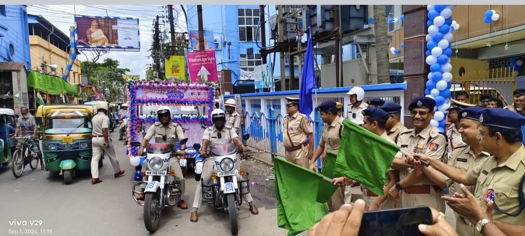 কচি কাঁচাদের সাথে পুলিশ দিবস পালন করলেন পুলিশ সুপার