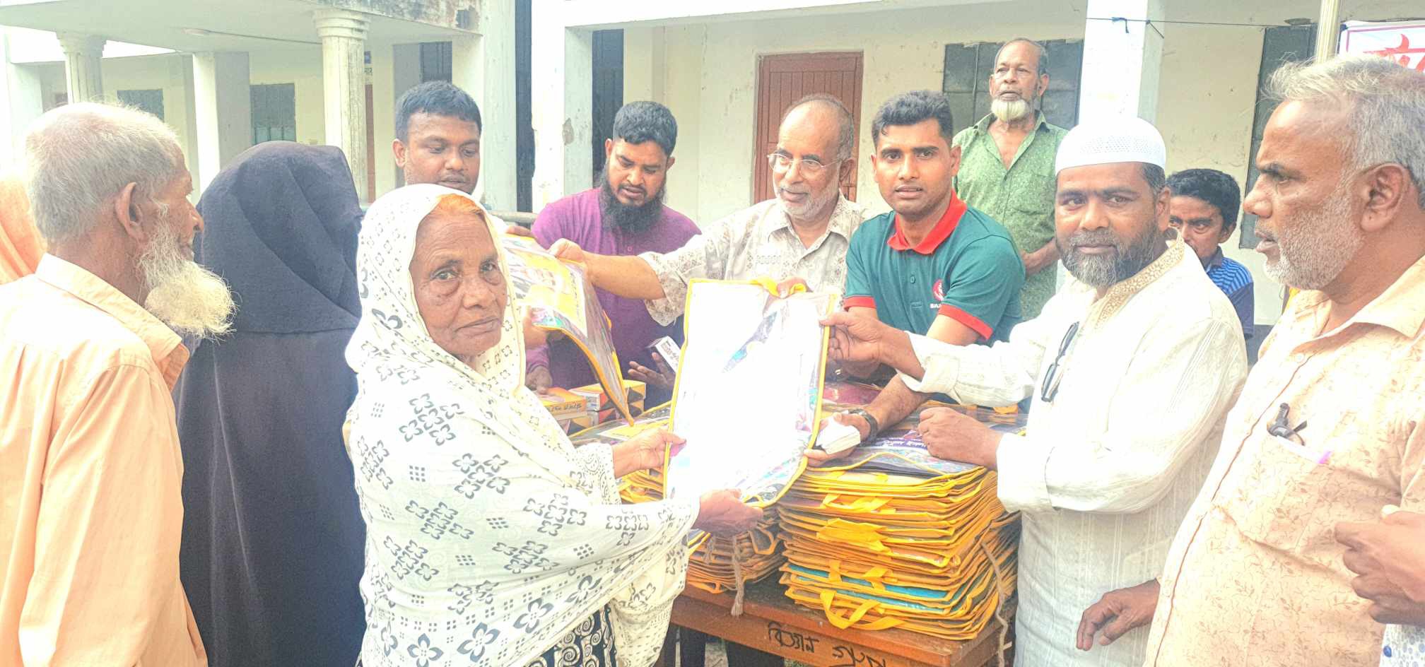 ফুটেজ মেইলে,মানিকগঞ্জে ২০ হাজার পরিবারের মাঝে যাকাতের কাপড় ও লুঙ্গি বিতরণ