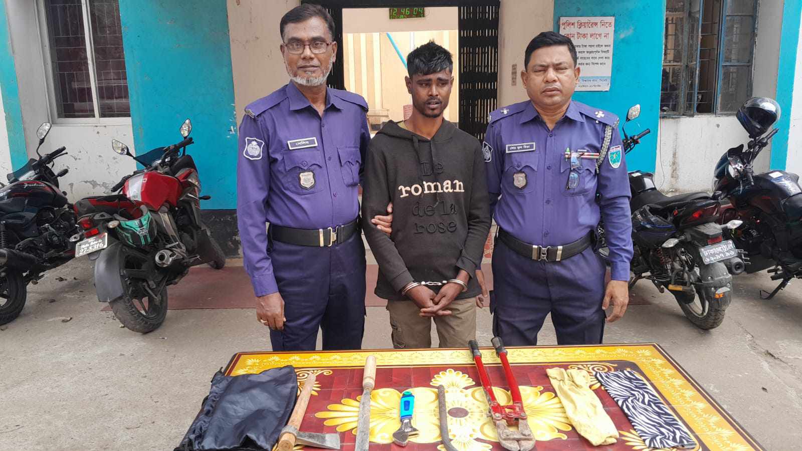 বিশ্বনাথে ডাকাতির সরঞ্জাম সহ ডাকাত আটক
