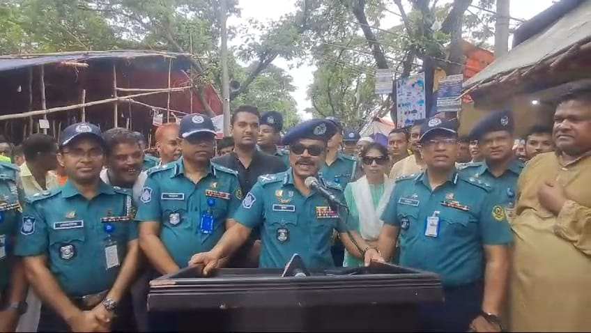 কর্ণফুলীর মইজ্জ্যারটেক পশুর হাট পরিদর্শনে সিএমপি কমিশনার