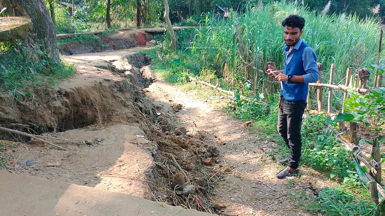 বিশ্বনাথের দ্বীপবন্ধ- গোবিন্দনগর সড়ক নদী গর্ভে