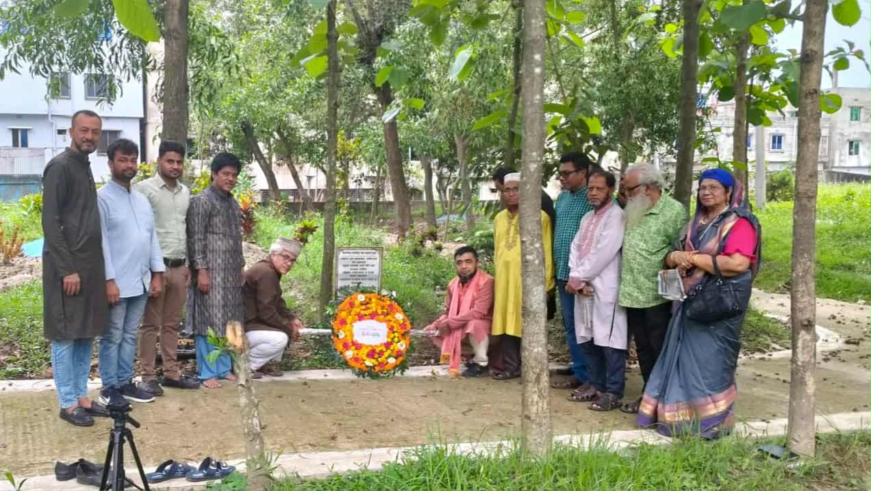 তিতাসের কবি আল মাহমুদের কবরে পুষ্পস্তবক অর্পণ, দোয়া ও স্মরণসভা অনুষ্ঠিত