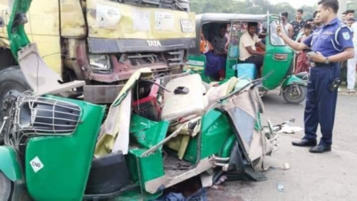 শিবপুরে ট্রাক-সিএনজি সংঘর্ষে চালকসহ ৬ জন নিহত