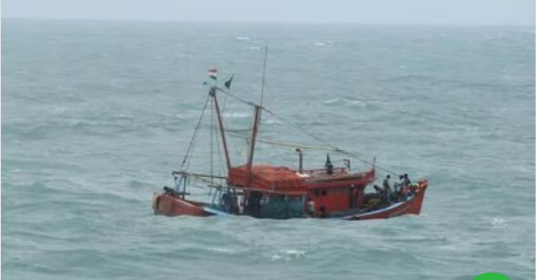 বঙ্গোপসাগরে তিন টি ট্রলার নিখোঁজ, উদ্ধারে বায়ুসেনার হেলিকপ্টার