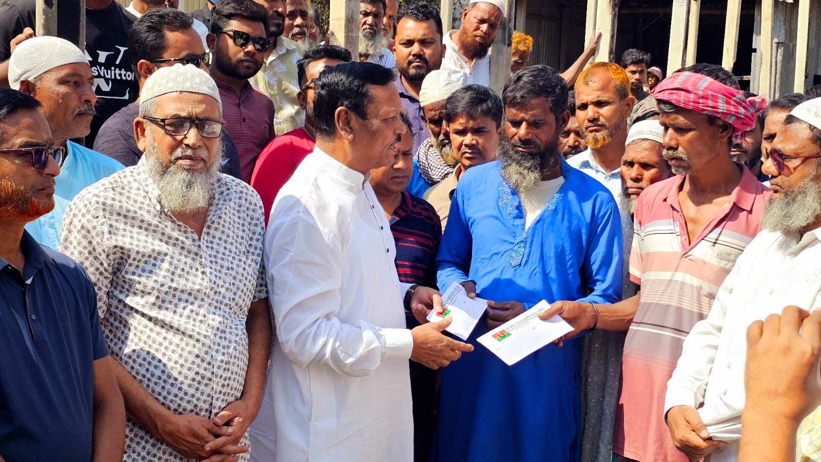 মানিকগঞ্জে অগ্নি দূর্ঘটনায় কবলিতদের পাশে তারেক রহমান