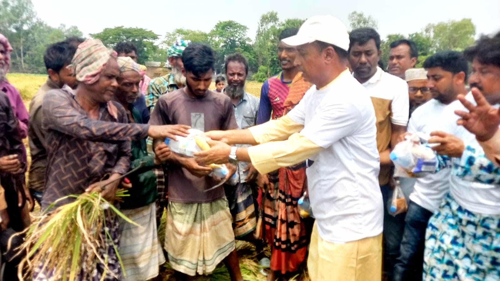 মান্দায় তীব্র তাপদাহে বিশুদ্ধ পানি ও স্যালাইন বিতরণ করলেন এম এ মতিন