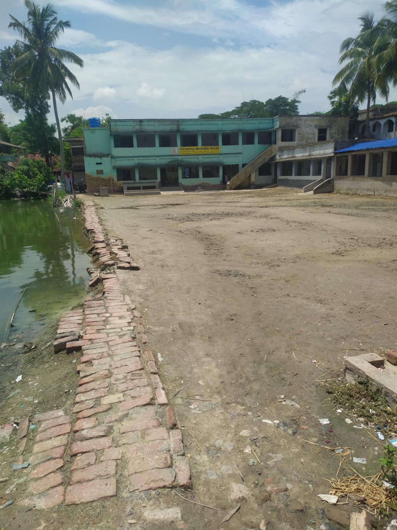 দক্ষিণ চব্বিশ পরগনা জেলার ঘোলা নওয়াপাড়া প্রাথমিক বিদ্যালয়ের রাস্তার বেহাল দশা, ঘটতে পারে দুর্ঘটনা।