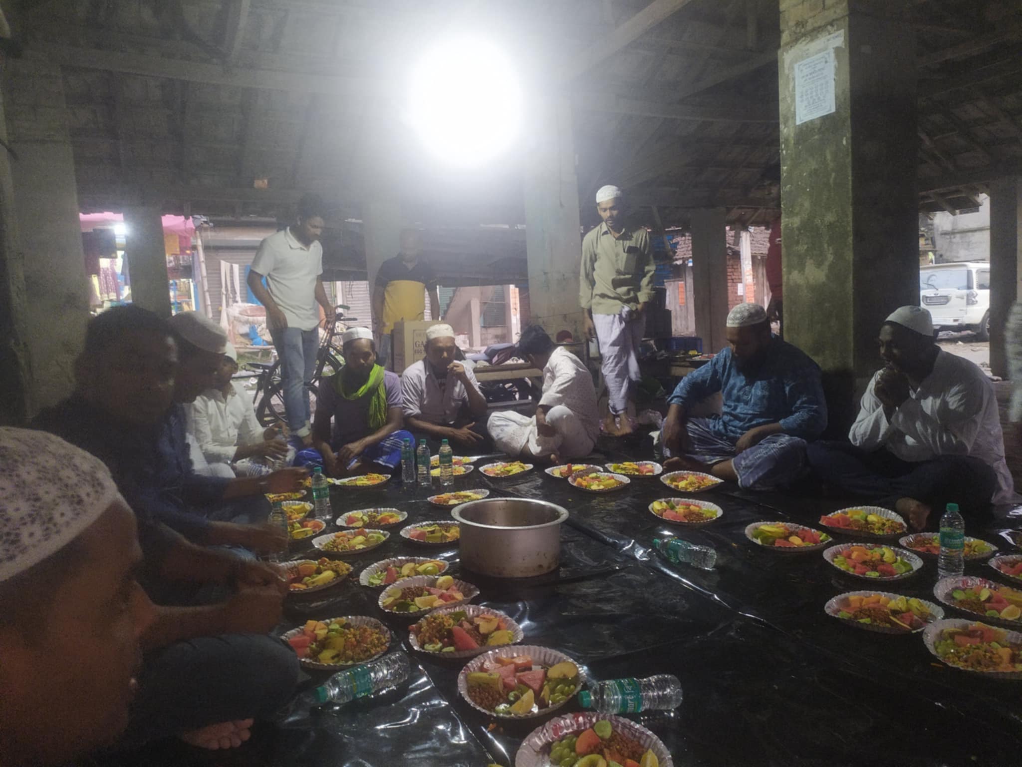 আজ পবিত্র রমজান উপলক্ষে উস্তি তে বন্ধু মহলের ইফতার মজলিস