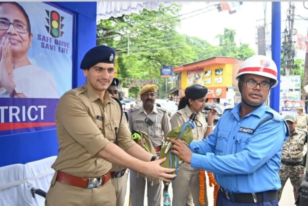 পথ নিরাপত্তায় সুনিশ্চিত করতে রাস্তায় মুর্শিদাবাদ জেলা পুলিশ