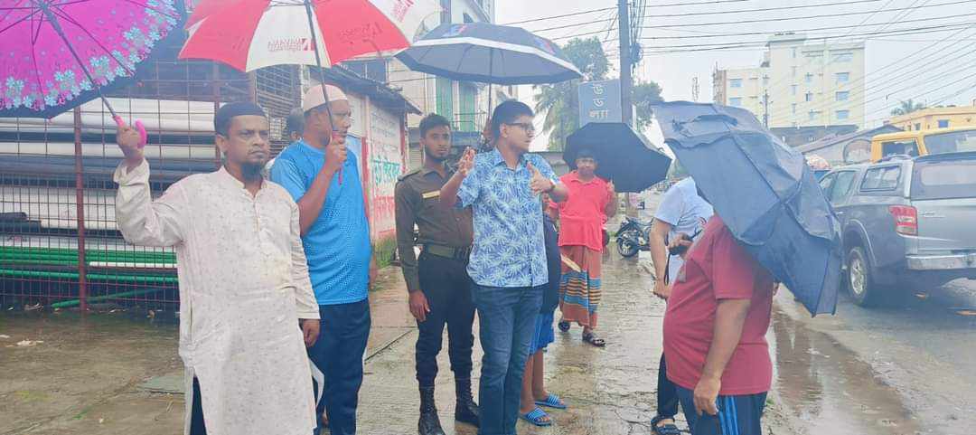 ঈশ্বরদীর আমবাগান এলাকার জলাবদ্ধতা পরিদর্শন করলেন পৌর প্রশাসক সুবীর কুমার দাস।