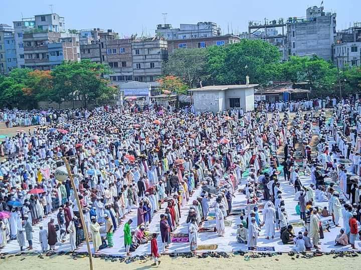 বৃষ্টির জন্য কামরাঙ্গীরচরে বিশেষ নামাজ আদায়