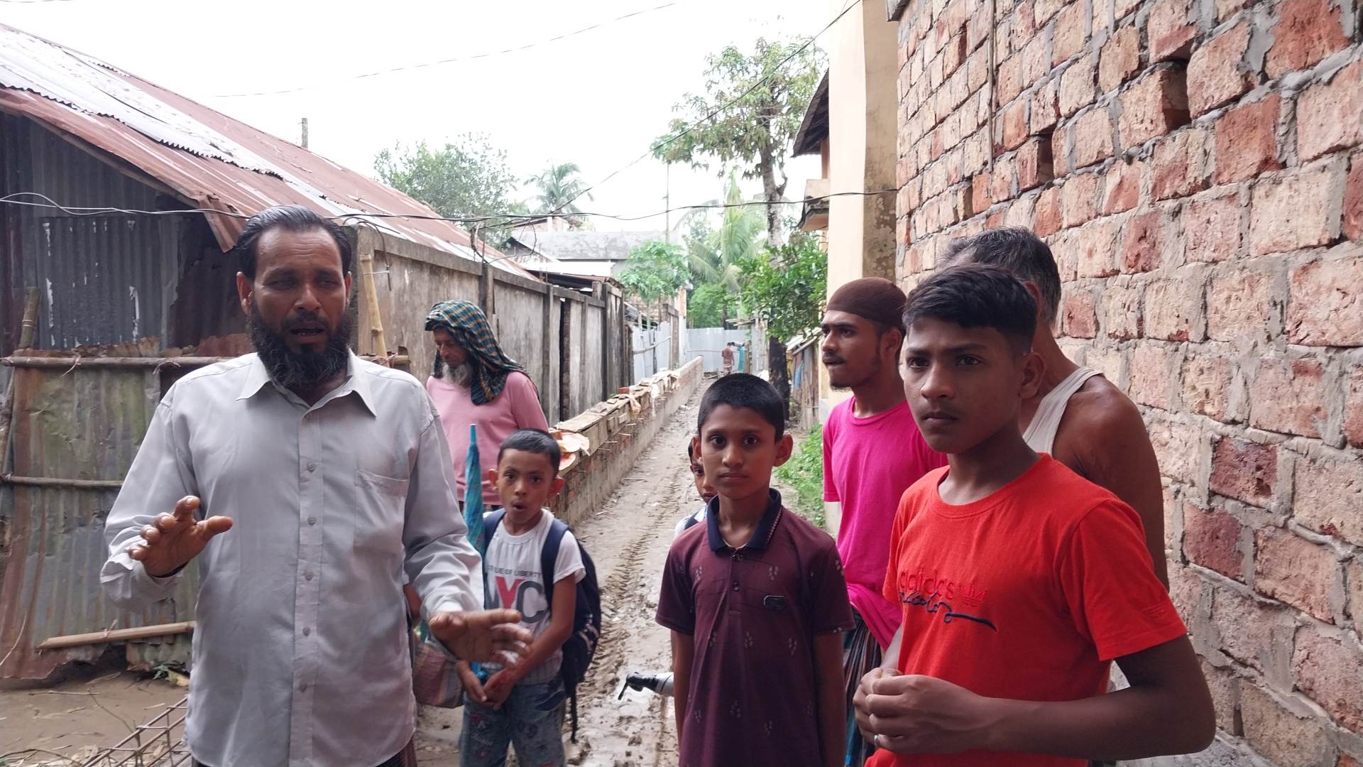 পীরেরগাওয়ে চলাচলের রাস্তায় পাকা দেয়াল নির্মান নিয়ে উত্তেজনা