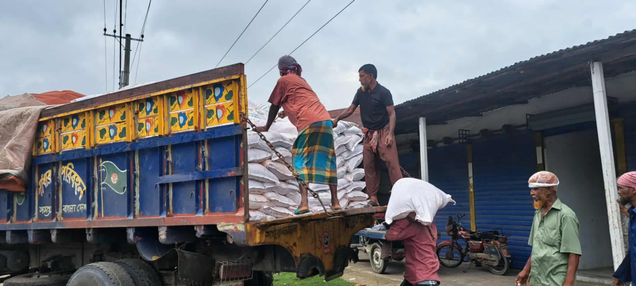 তেঁতুলিয়ায় অবৈধ ভাবে সার মজুদ,কোন ব্যবস্থা না নিয়ে ফিরে গেলেন কৃষি অফিসের কর্তারা