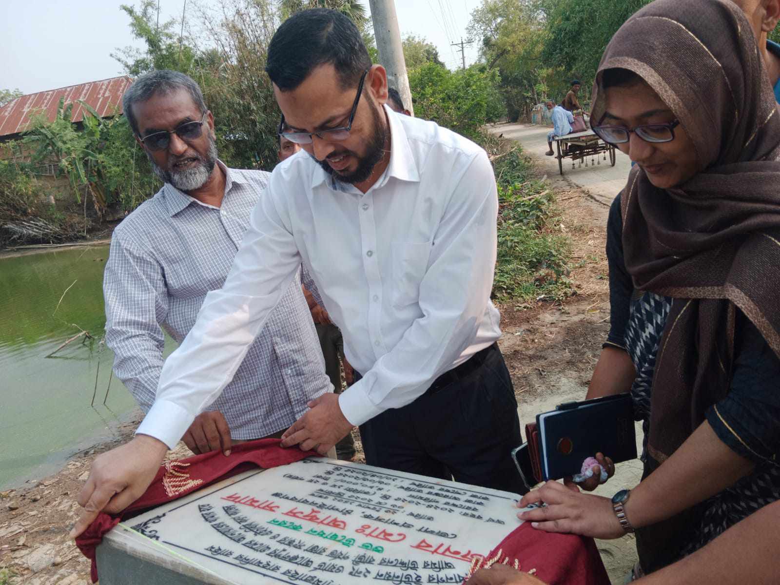গোমস্তাপুরে বিভিন্ন উন্নয়ন কার্যক্রম পরিদর্শন করলেন জেলা প্রশাসক আব্দুস সামাদ
