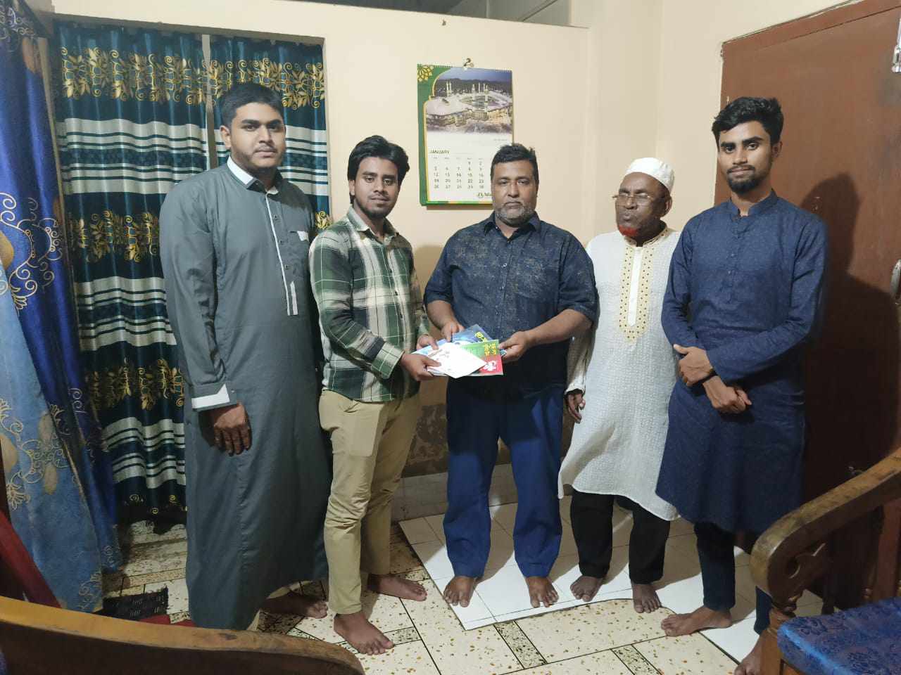 বিশ্বনাথ উপজেলা প্রেসক্লাবের সভাপতির হাতে ছাত্র শিবির নেতৃবৃন্দের ঈদ উপহার
