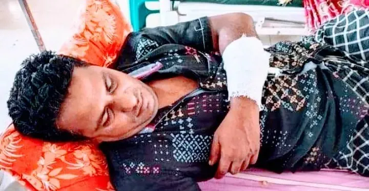 ফলোআপ লোমহর্ষক ঘটনা পাইকগাছায় মেয়েকে উত্যক্তের প্রতিবাদ করায় পিতাকে কুপিয়ে যখম