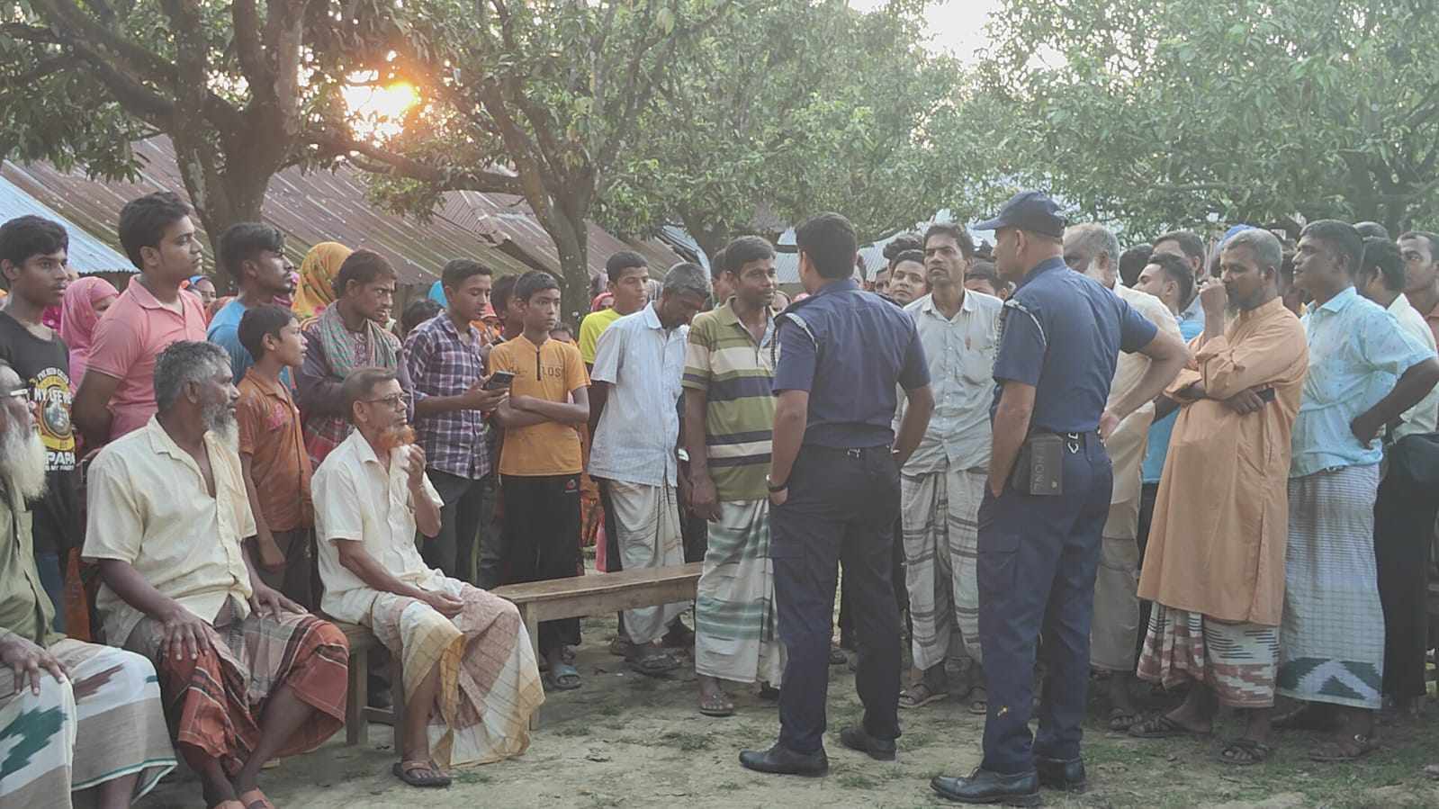 গোমস্তাপুরে হত্যা মামলার আসামী ধরে দেয়ার নামে ২ লাখ টাকা দাবি, ইউপি সদস্যকে আটক