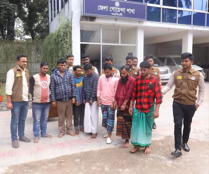 নরসংদীতে ডাকাতি মামলার ৭ আসামী অস্ত্র অর্থ ও স্বর্ণ জব্দ সহ গ্রেপ্তার