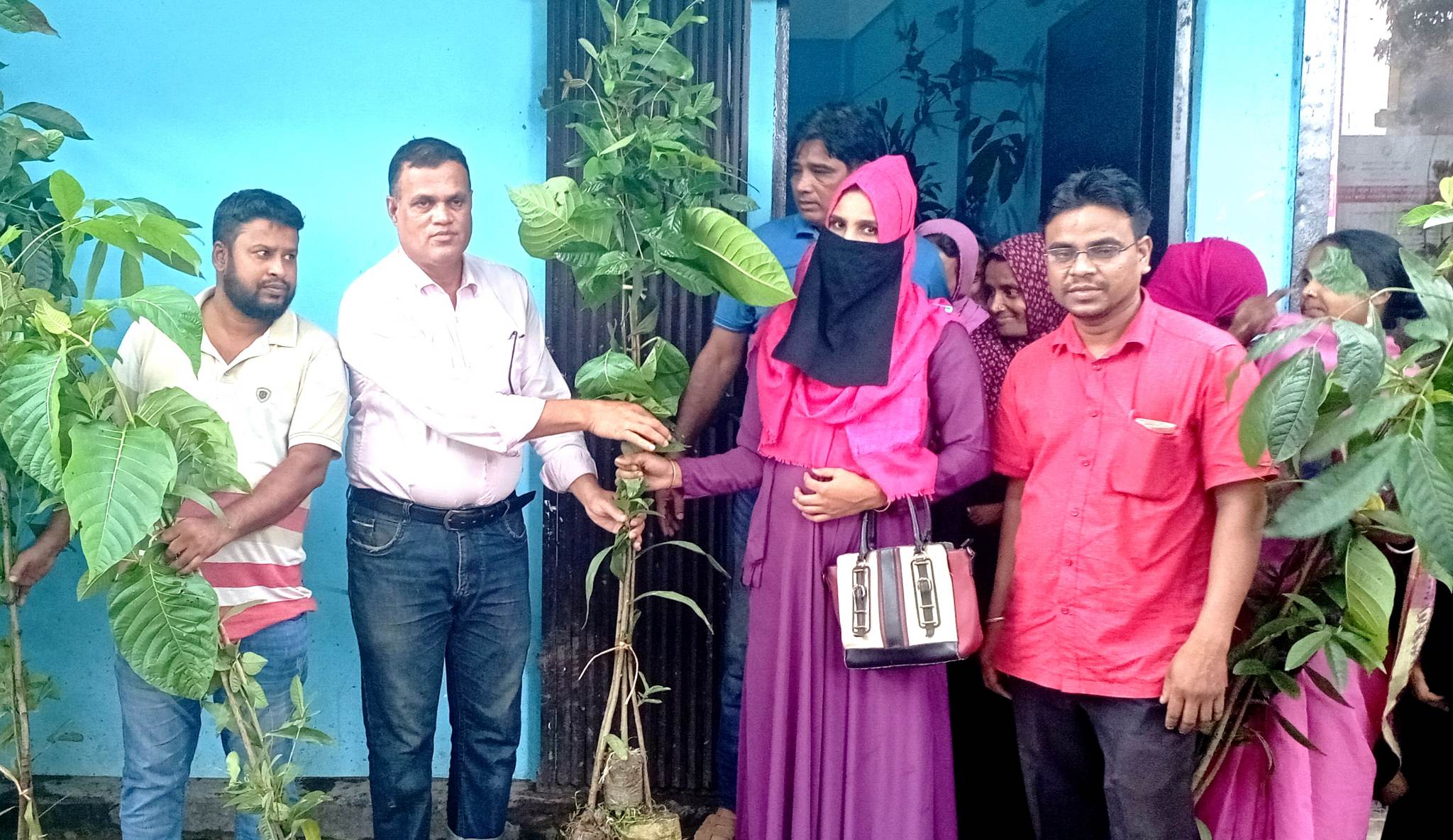 গ্রামীণ ব্যাংকের উদ্যোগে ত্রৈমাসিক কেন্দ্র প্রদান বৈঠক ও গাছের চারা বিতরণ
