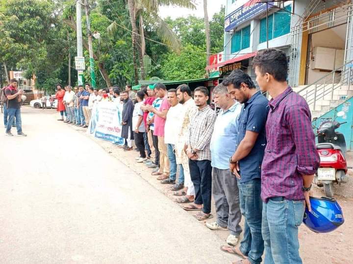 সাংবাদিক নাদিম হত্যার প্রতিবাদে কুমিল্লায় সাংবাদিকদের মানববন্ধন