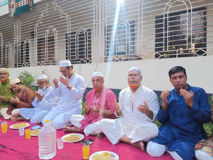 দারুল এহসান হাফেজিয়া মাদ্রাসা ও এতিমখানার উদ্যোগে ইফতার ও দোয়া মাহফিল অনুষ্ঠিত