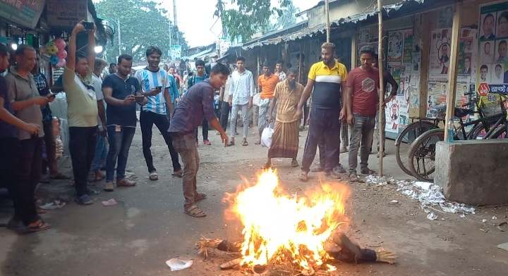 জয়পুরহাট জেলা বিএনপির আহবায়কের কুশপুত্তলিকা দাহ