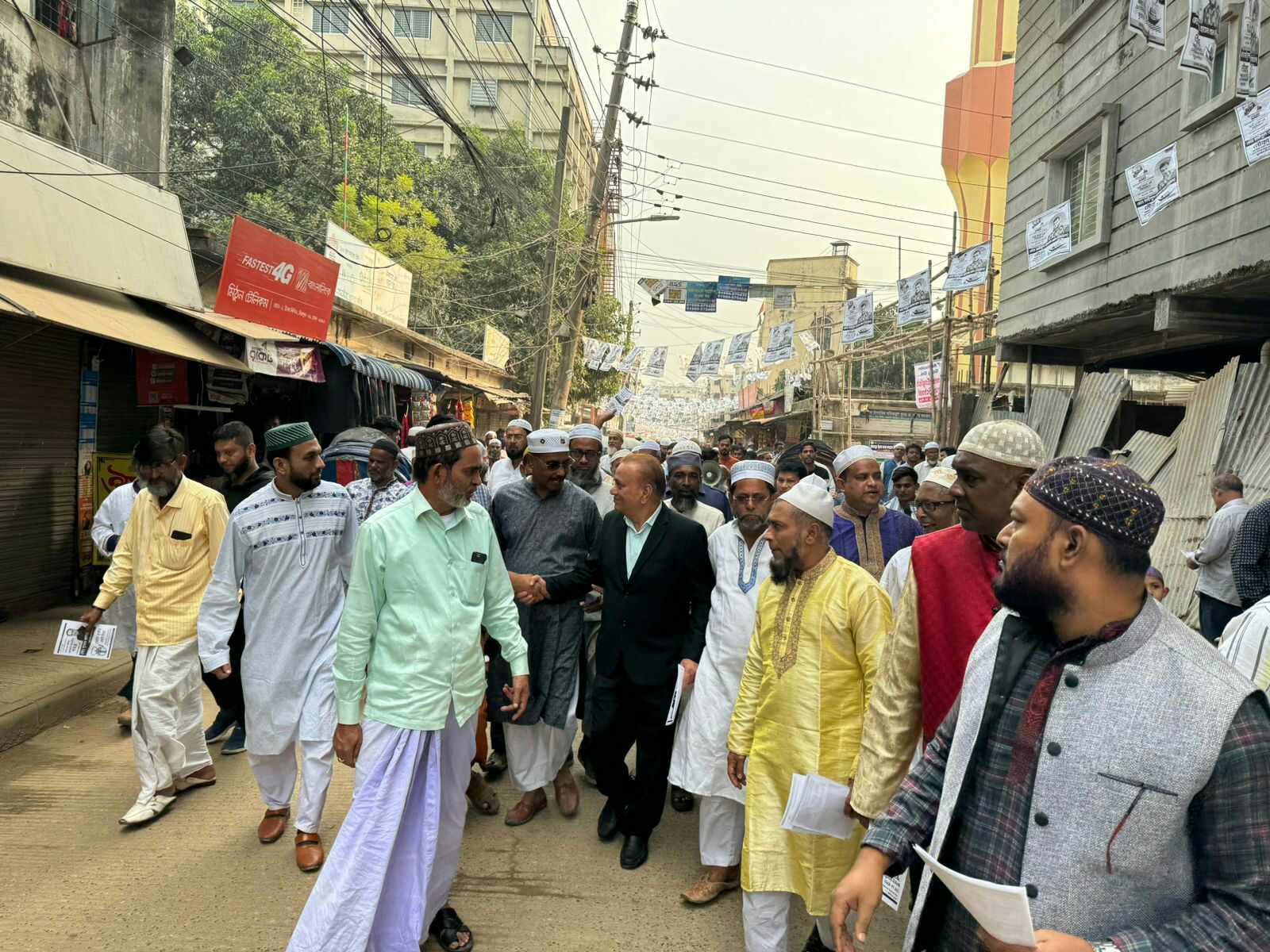 মাজারে নামাজ শেষে কেটলি মার্কা লিফলেট বিতরণ শুরু করেন ঢাকা -১৪ আসনের স্বতন্ত্র প্রার্থী মো: লুৎফর রহমান