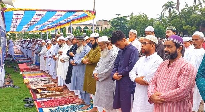 জয়পুরহাটে ধর্মীয় ভাবগাম্ভীর্যের মধ্য দিয়ে পবিত্র ঈদুল আযহার নামাজের জামাত অনুষ্ঠিত