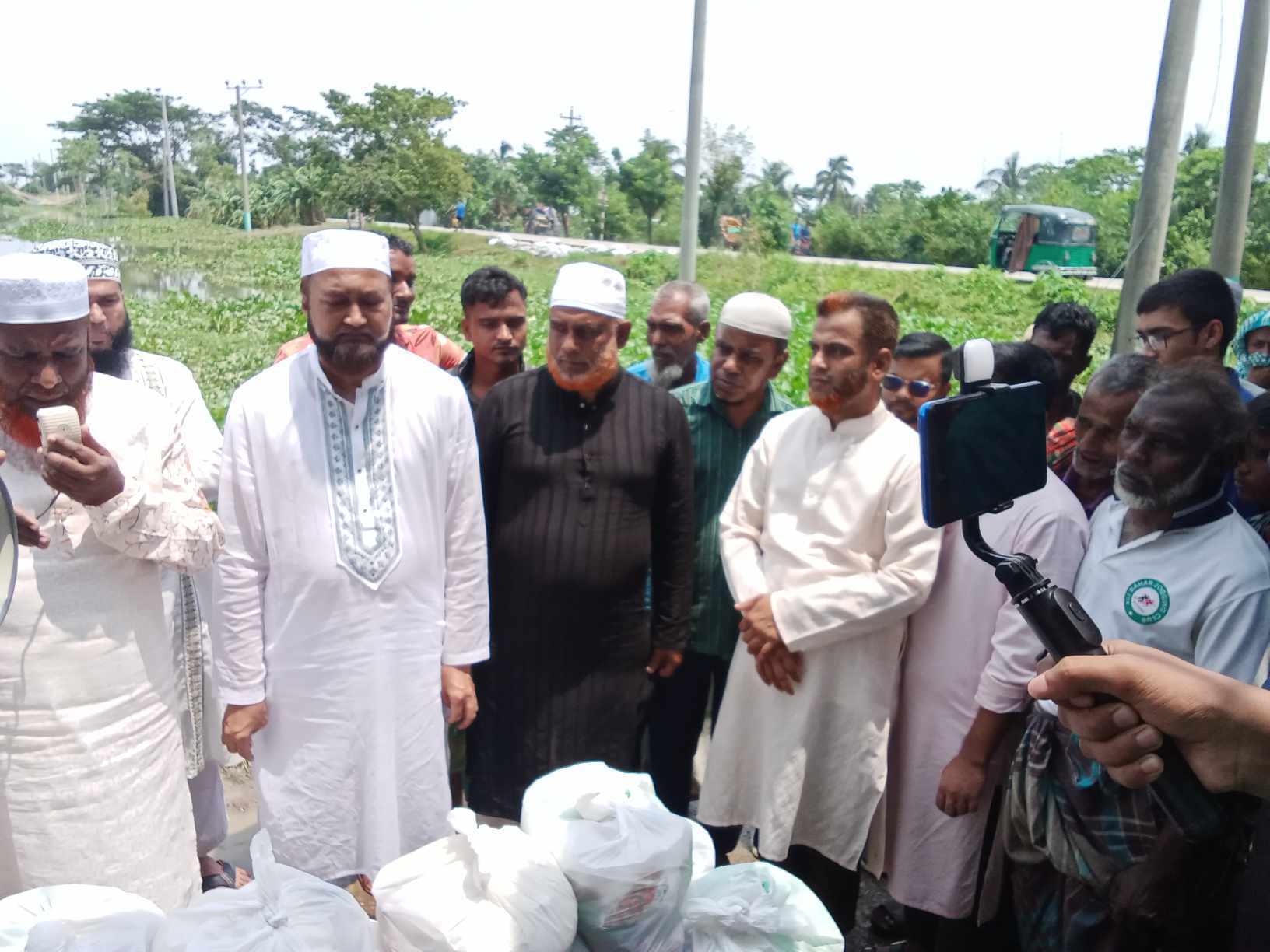 শান্তিগঞ্জে বন্যায় ক্ষতিগ্রস্ত পরিবারের মধ্যে জামায়াতের ফুড প্যাক বিতরণ সম্পন্ন