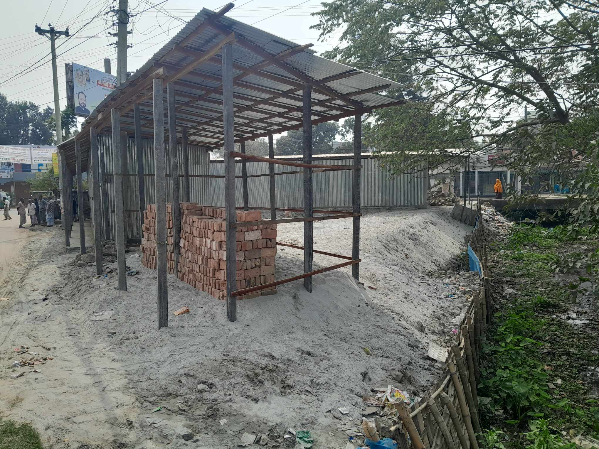 বুড়িচংয়ে পৈতৃক সম্পত্তিতে ঘর করতে বাধা জোর পূর্বক দখলের অভিযোগ