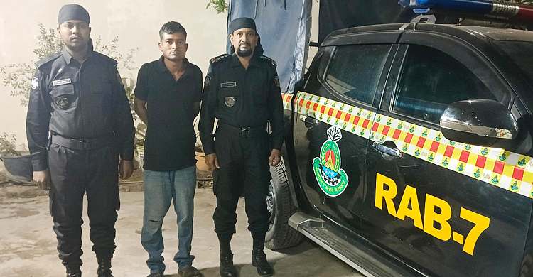 চট্টগ্রামে অস্ত্রসহ ১০ মামলার আসামি গ্রেফতার,,
